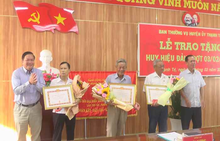 Thạnh Trị: Trao Huy hiệu Đảng cho 6 Đảng viên 